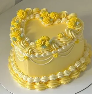 Pastel amarillo en forma de corazón